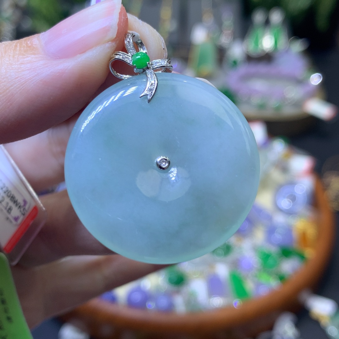 颈饰18K金镶嵌翡翠