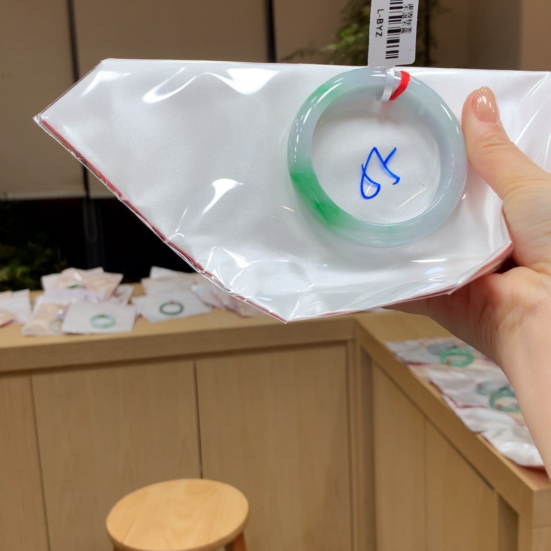 翡翠手镯未镶嵌不退不换