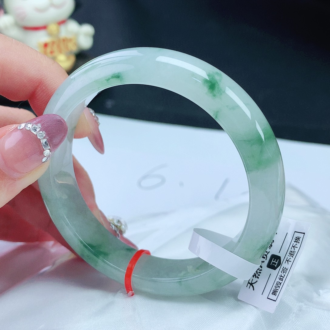 翡翠手镯未镶嵌55圈