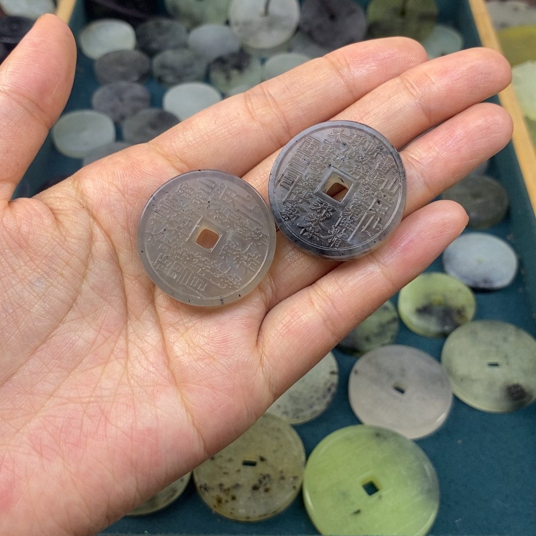 蛇纹石玉颈饰未镶嵌随机小山鬼2个