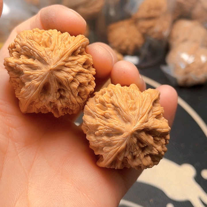 文玩核桃吊坠野牛狮子头