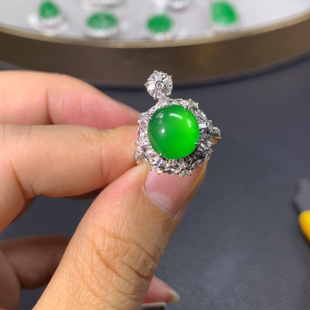 翡翠戒指18K金镶嵌翡翠