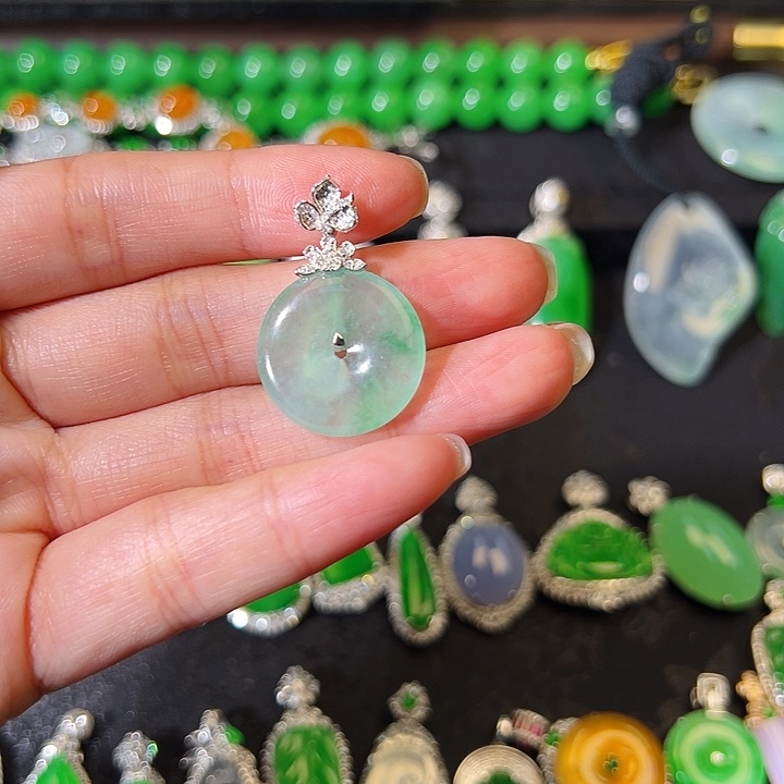 翡翠18K金镶嵌颈饰吊坠