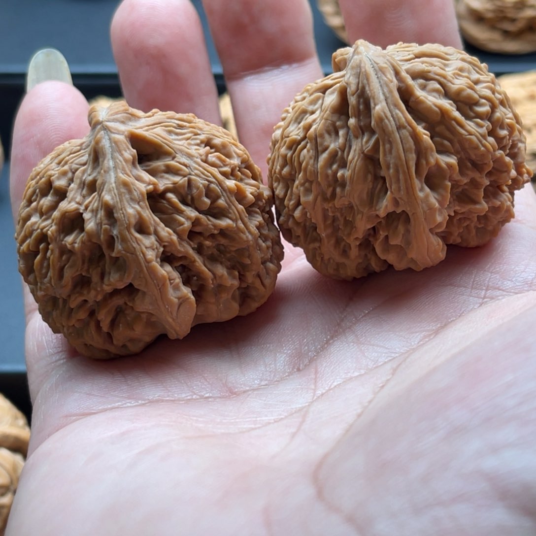 文玩核桃吊坠挥****矛老树南疆石座山雕42，260，