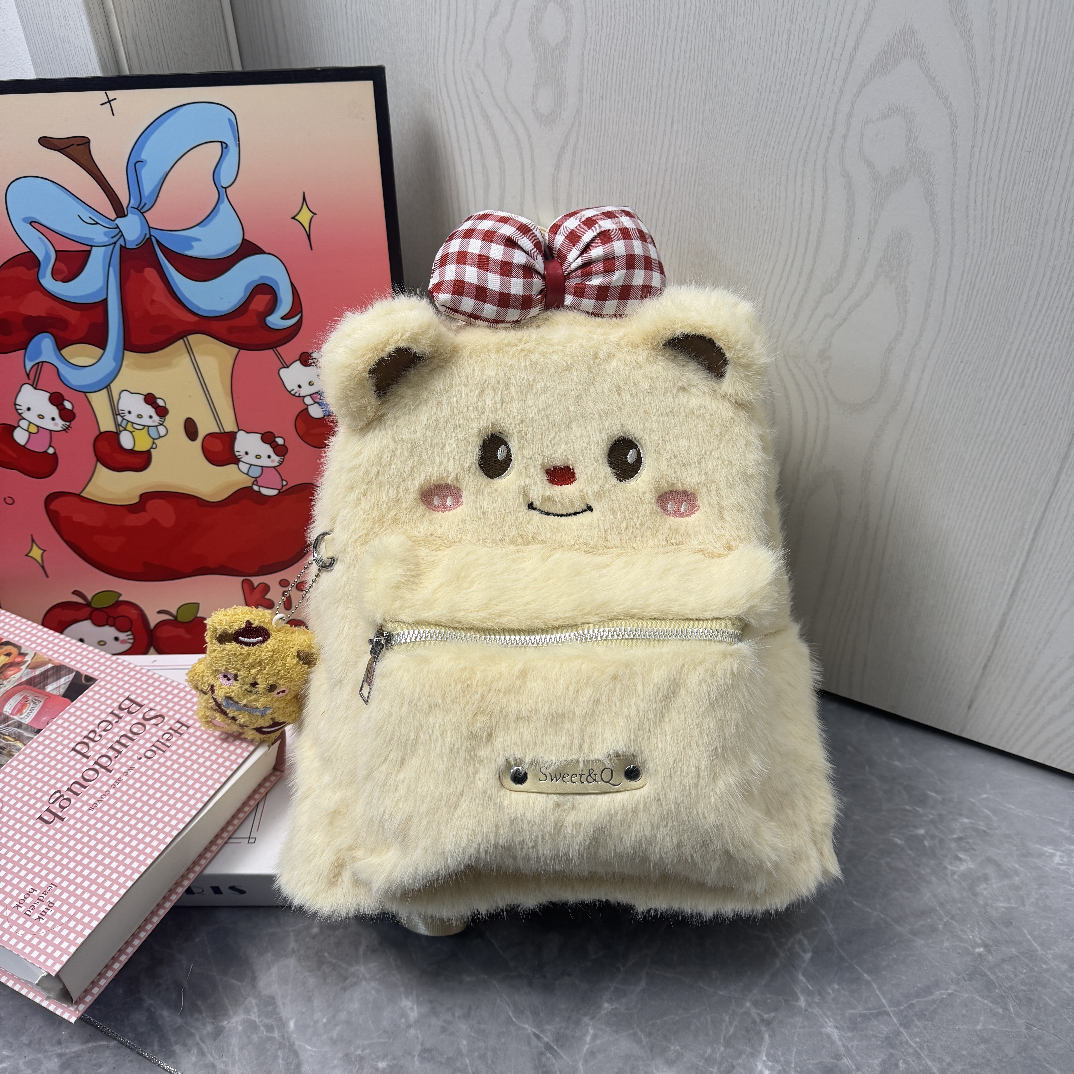 【甜心】萌～秋冬必备可爱黄油小熊毛绒双肩包！送挂件～放a4