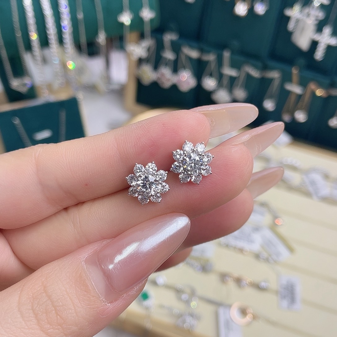 实验室培育钻石铂Pt950镶嵌太阳花耳钉