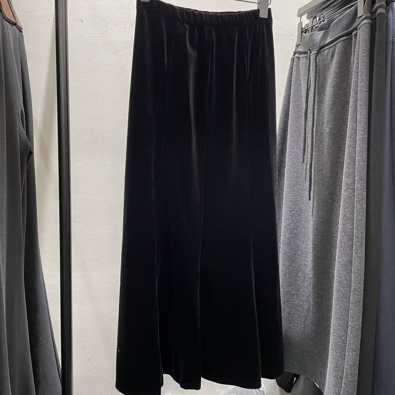 早秋款黑色丝绒高腰显瘦中长鱼尾半身裙气质百搭965