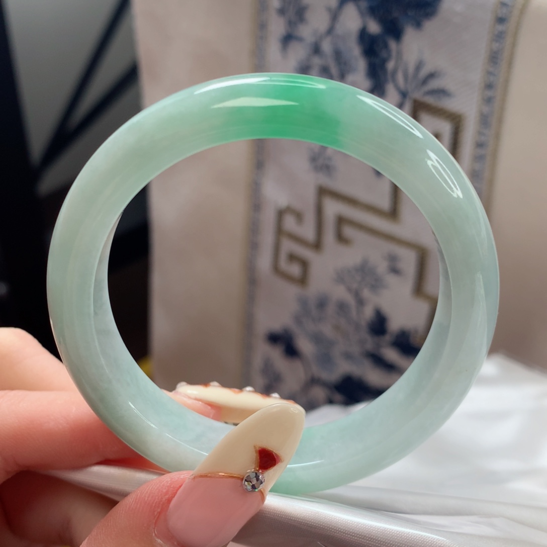 翡翠手镯未镶嵌53.2白底青