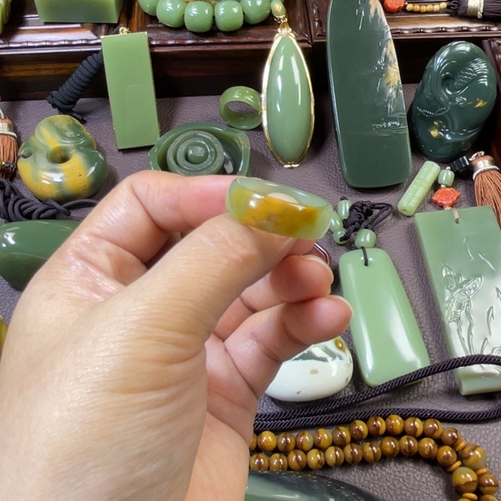 岫岩河磨玉（透闪石质玉）套链未镶嵌一**九