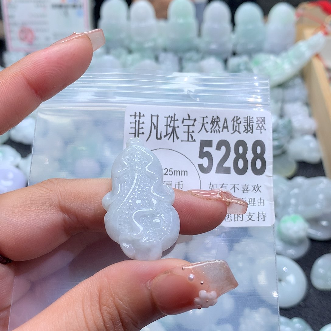 翡翠未镶嵌颈饰，