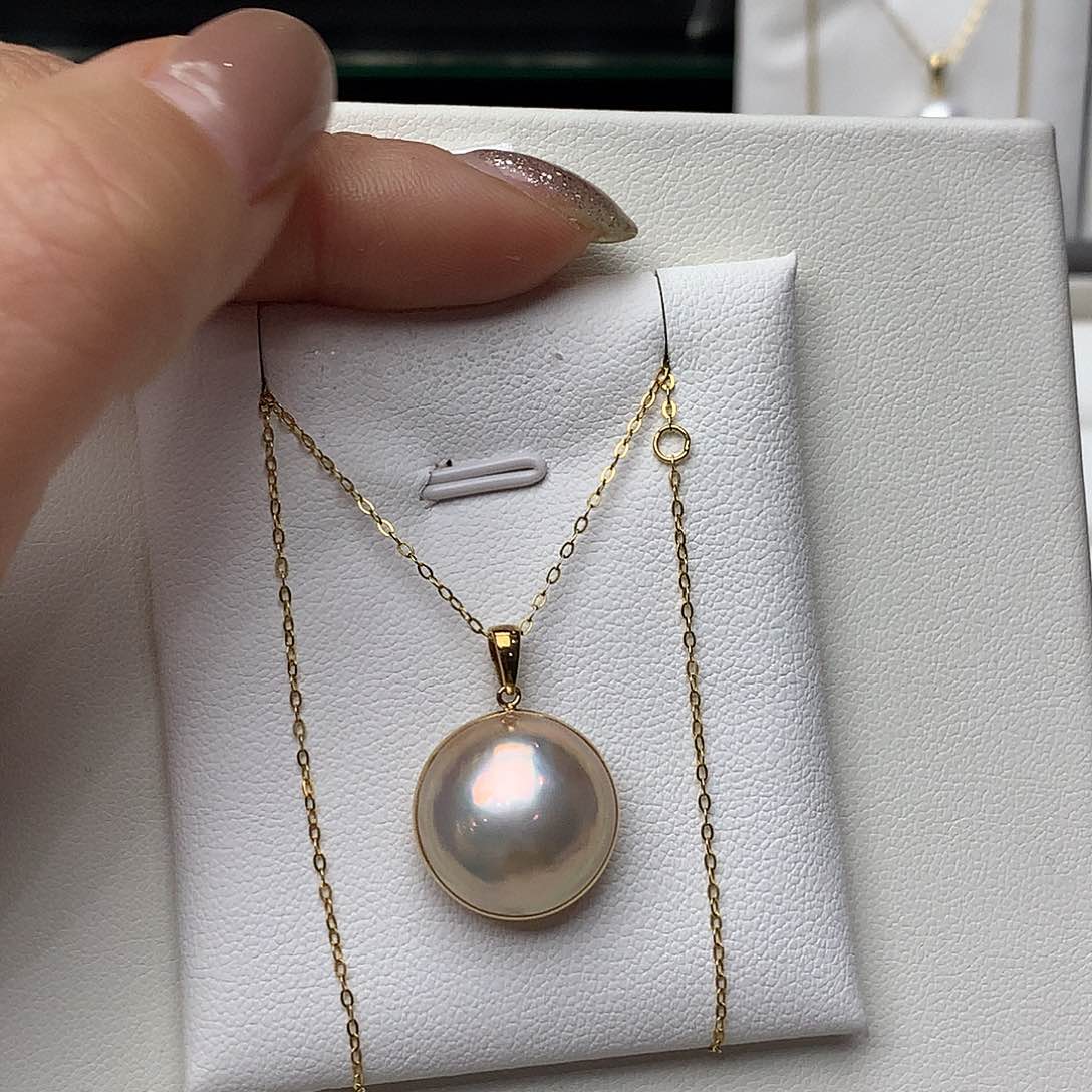 拼合珍珠（马贝珠）颈饰18K金镶嵌