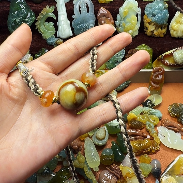 蛇纹石玉未镶嵌颈饰