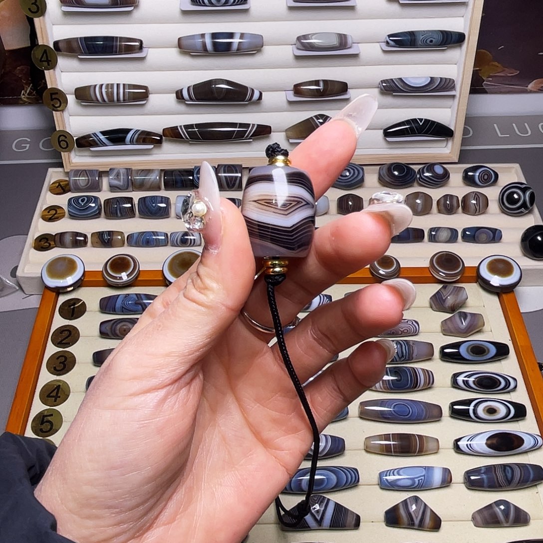 用***3玛瑙/玉髓未镶嵌颈饰