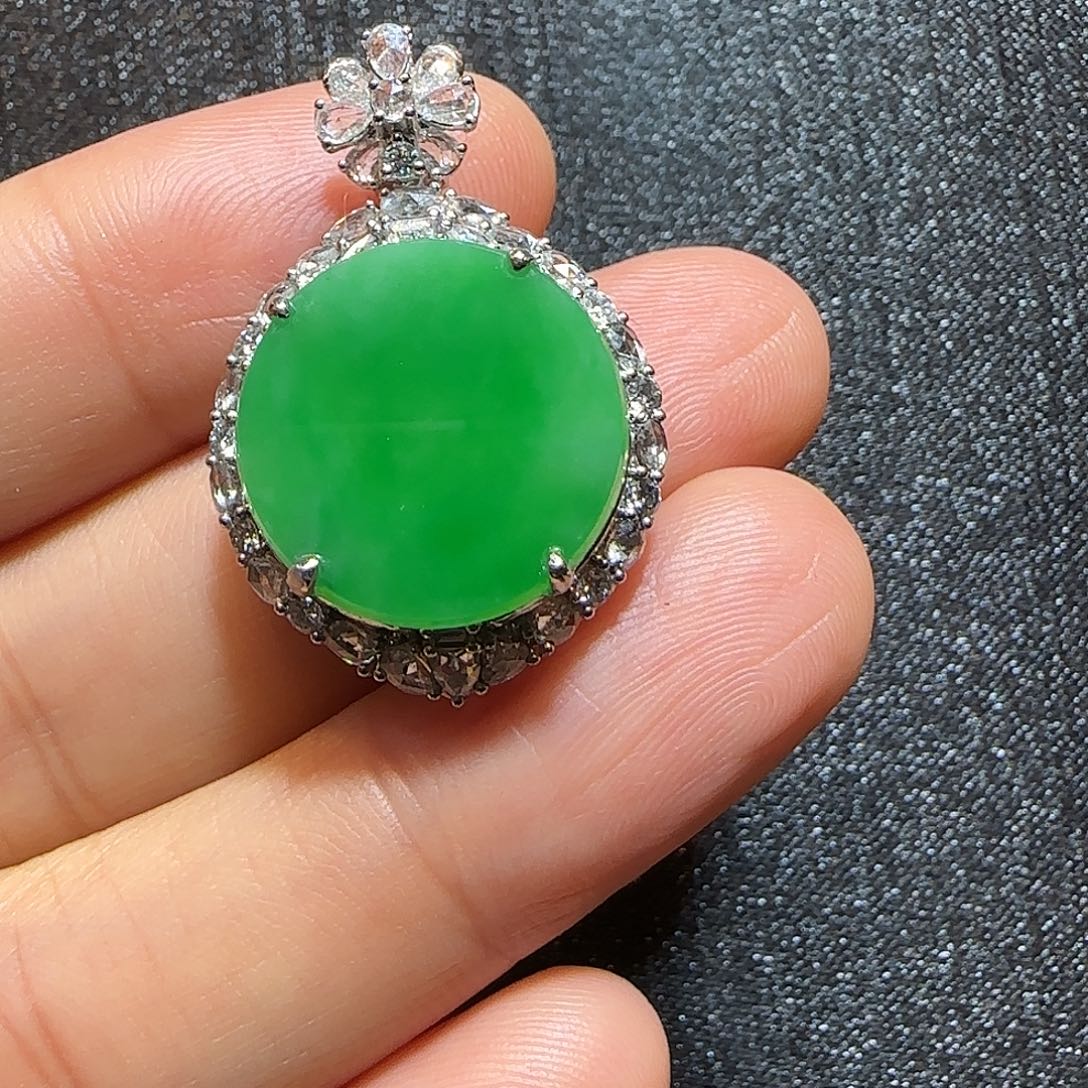 翡翠18K金镶嵌颈饰圆牌