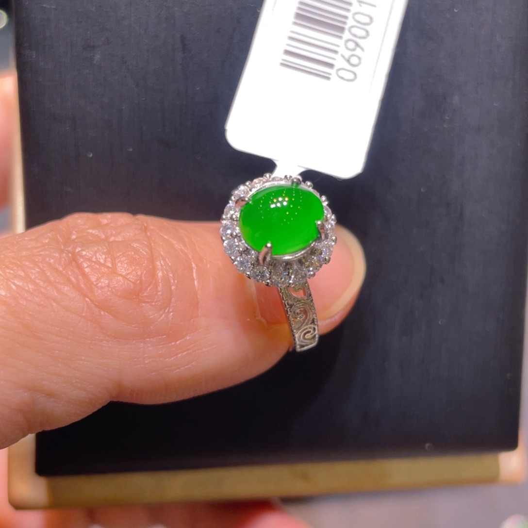 翡翠未镶嵌颈饰戒指