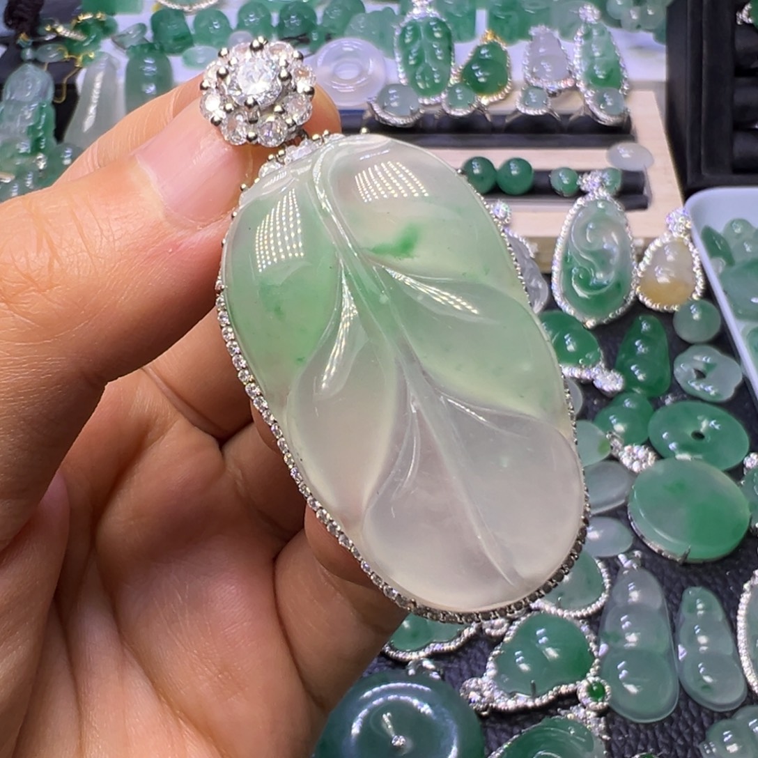 石英质玉（非洲翠）未镶嵌颈饰