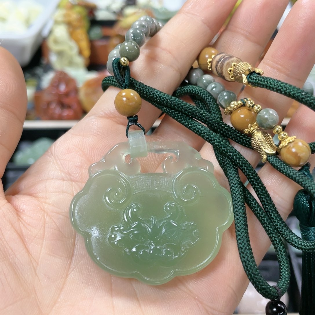 蛇纹石玉颈饰合金