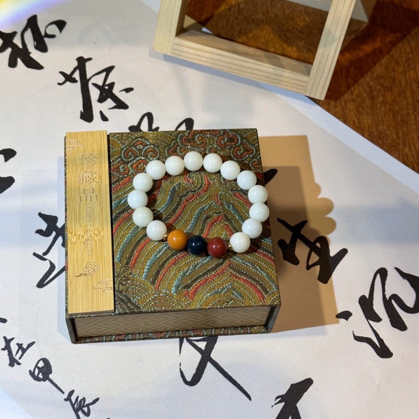 木带宝白玉菩提带红绿灯。C39