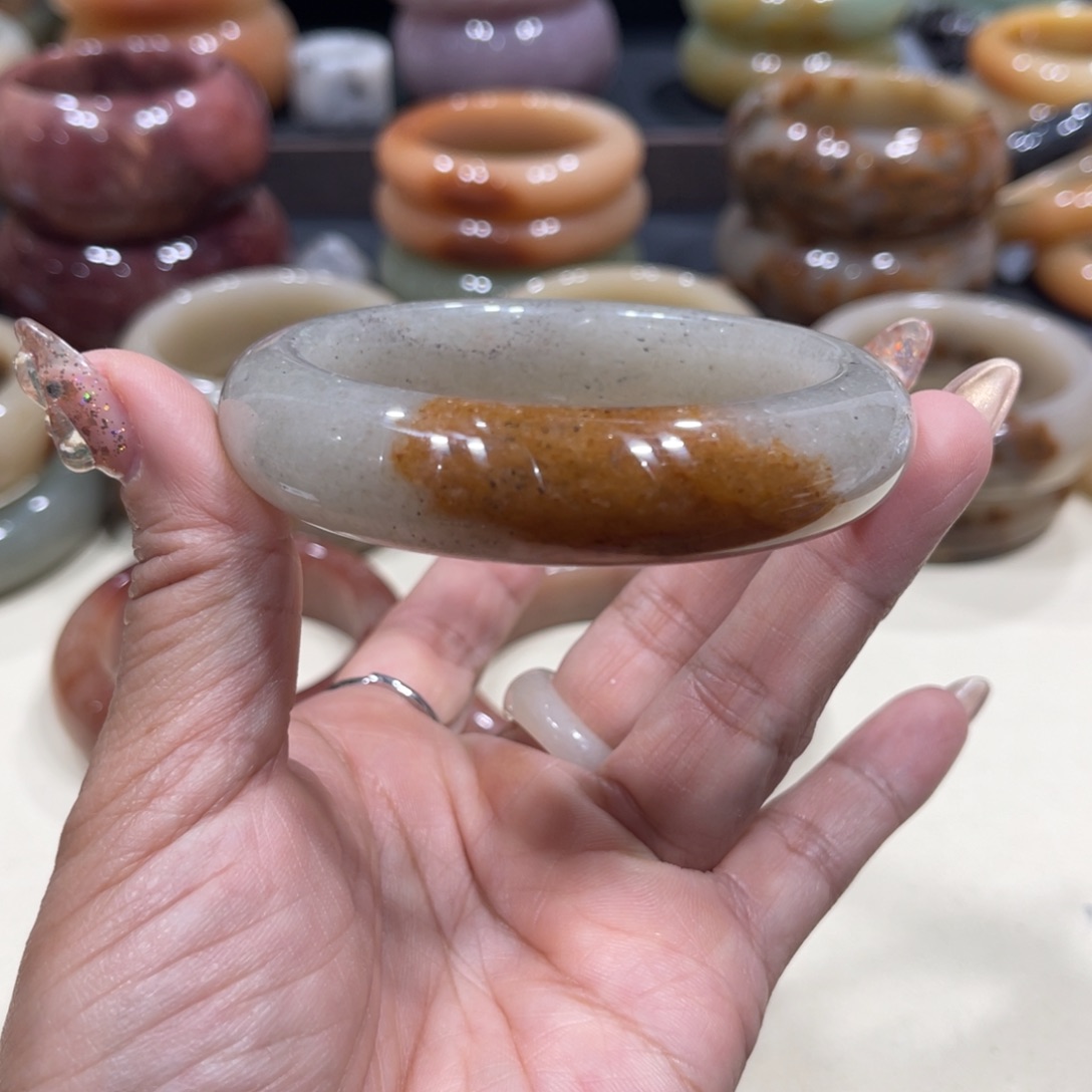 未镶嵌手镯石英岩玉