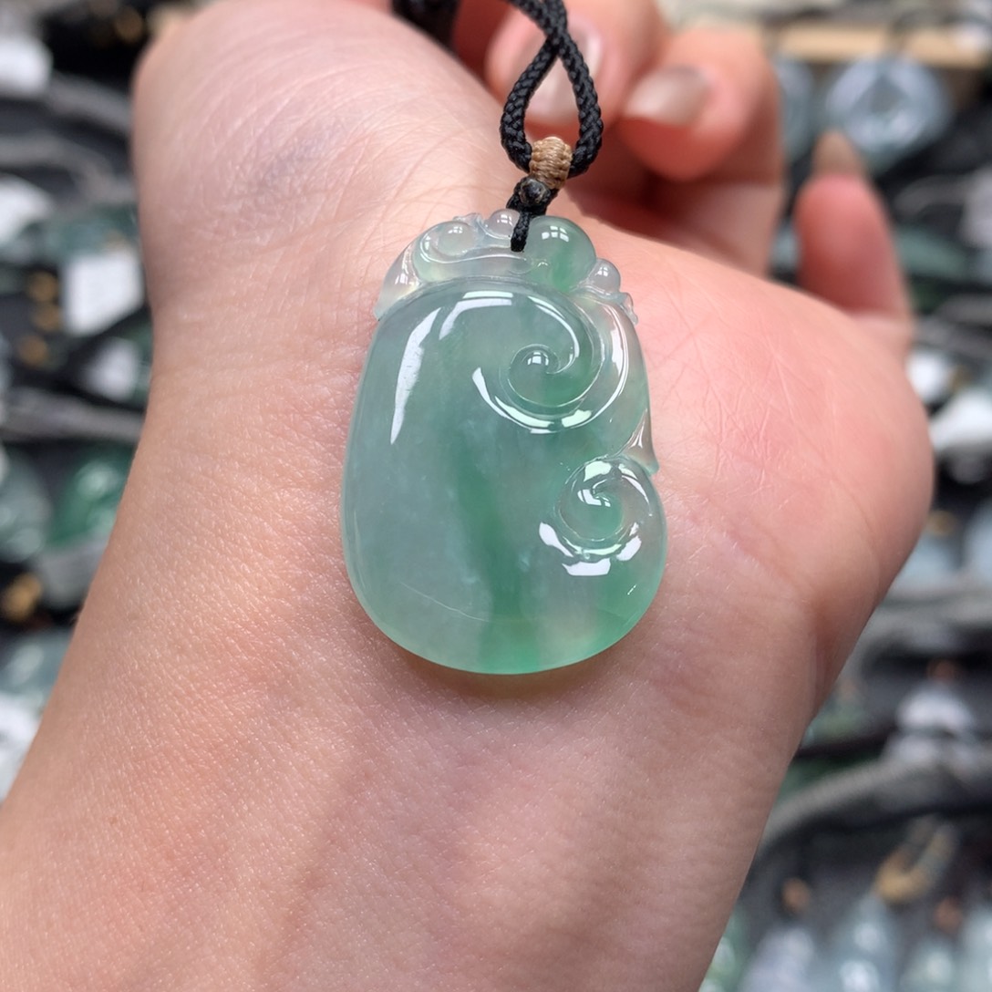 翡翠颈饰未镶嵌如意