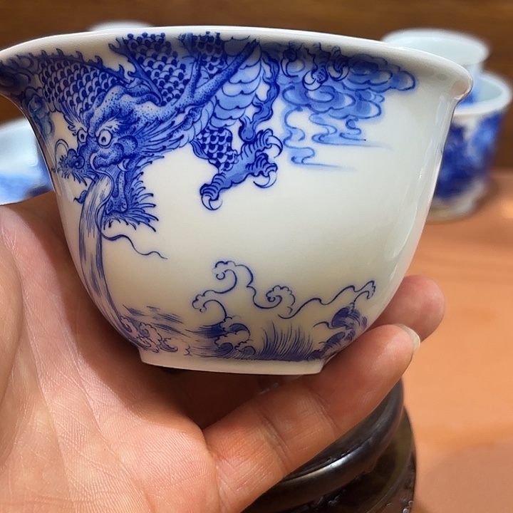 青花手绘龙纹公道