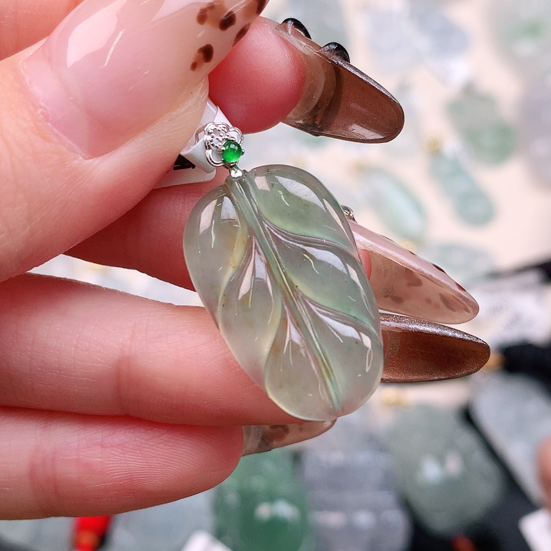 翡翠颈饰18K金镶嵌叶子30.5、24.8，15.8、3.5