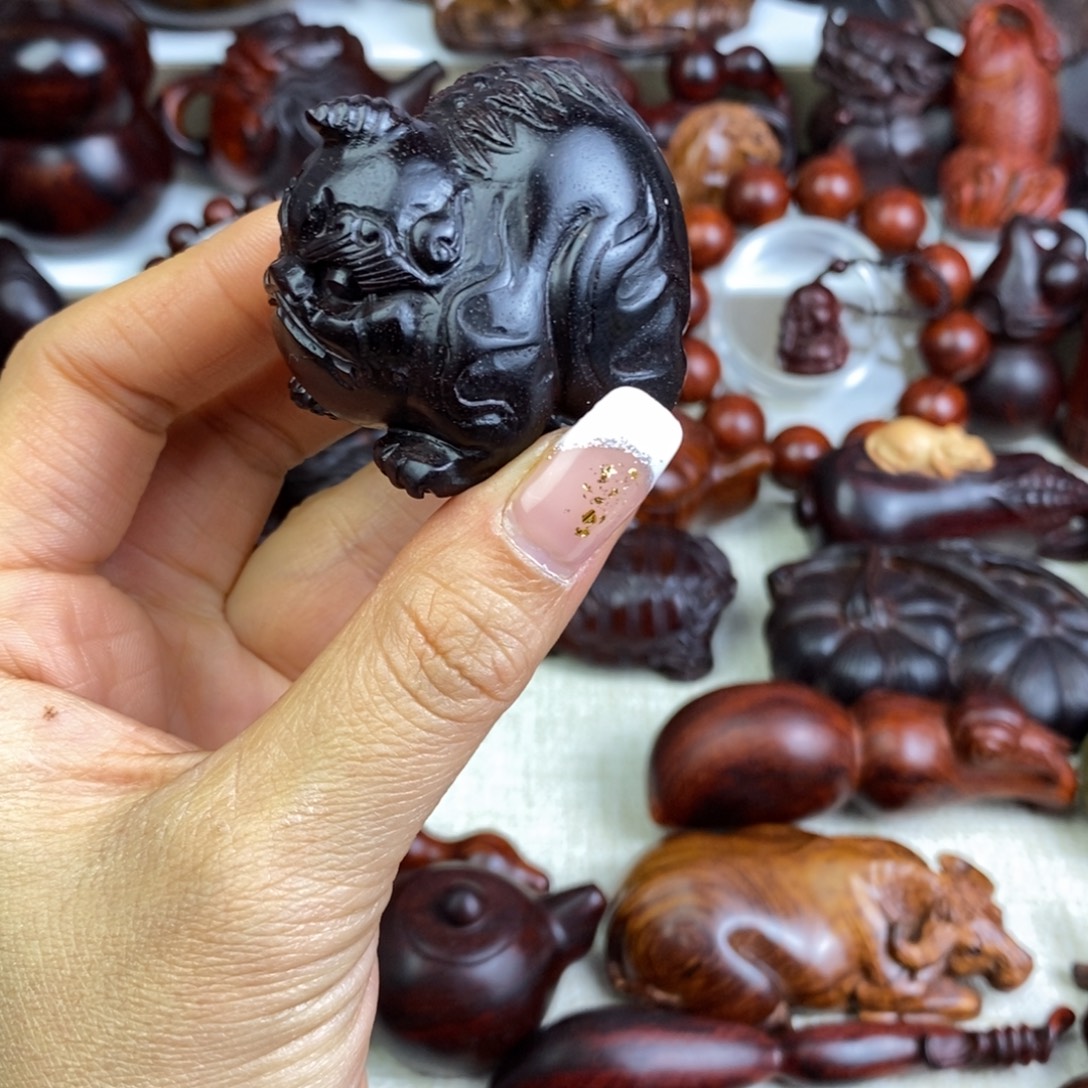 发***哥木印度小叶紫檀谛听手把件