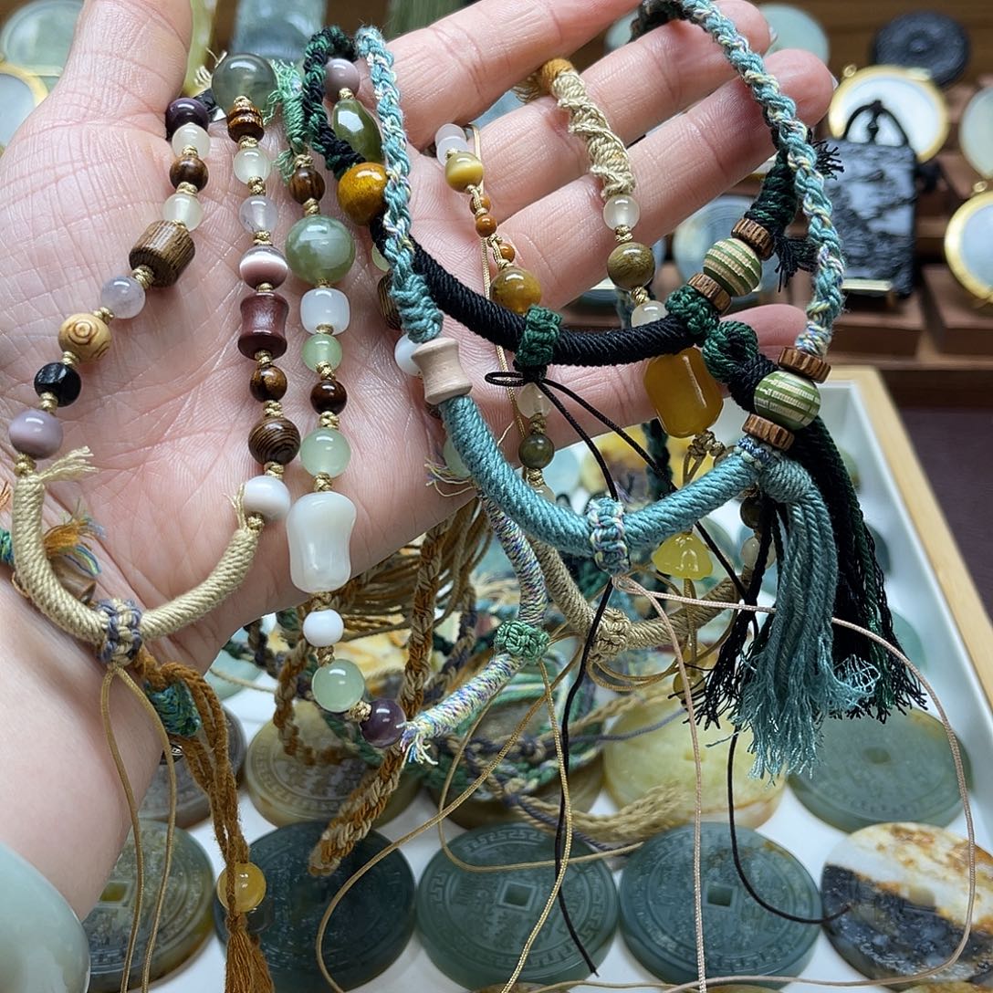 暄****蛇纹石玉未镶嵌颈饰
