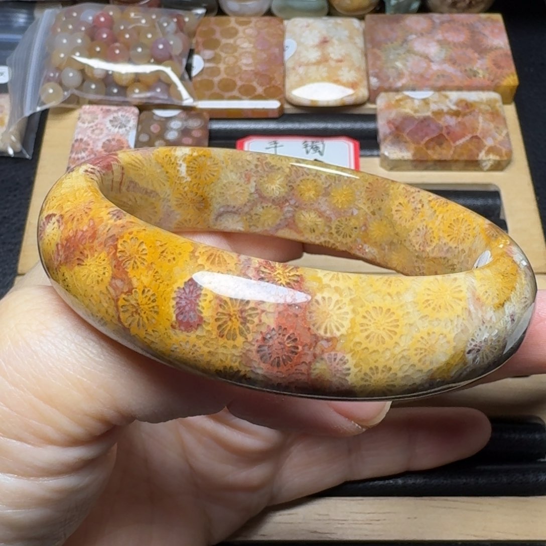 硅化玉58.5彩色小菊花，可盘未镶嵌