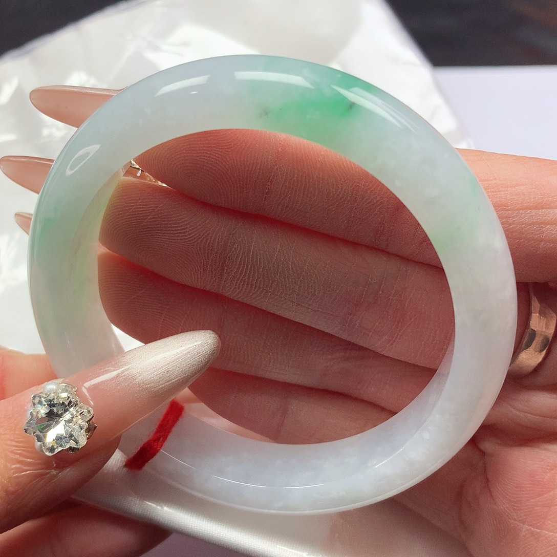 翡翠手镯未镶嵌55圈