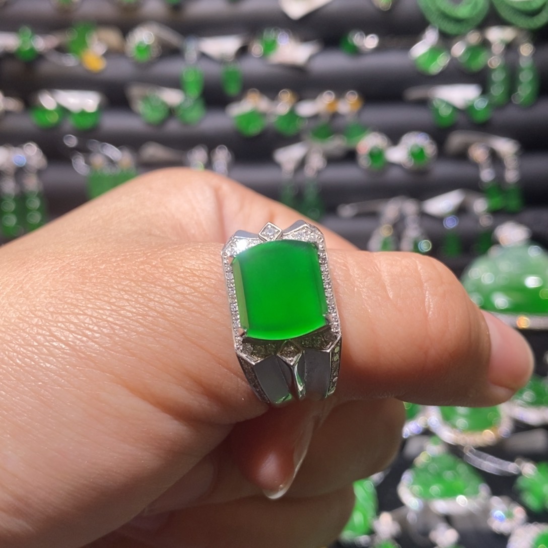 翡翠戒指18K金镶嵌天然翡翠