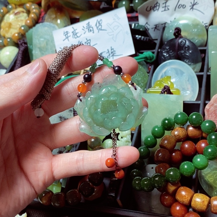 蛇纹石玉颈饰未镶嵌