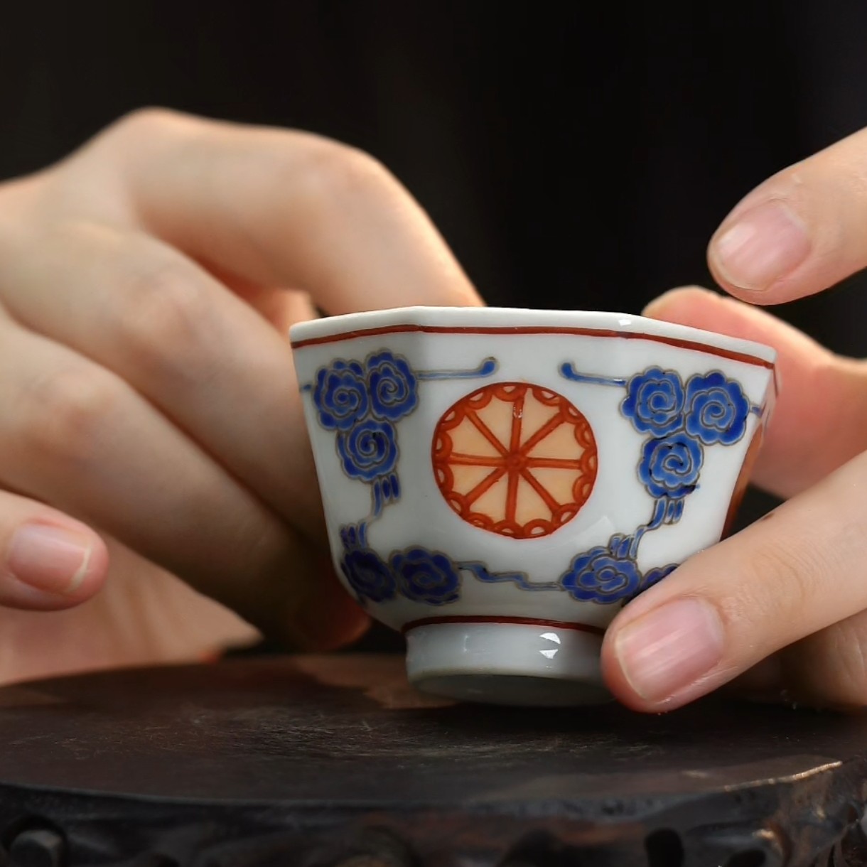 青花加彩皮球花纹八方杯