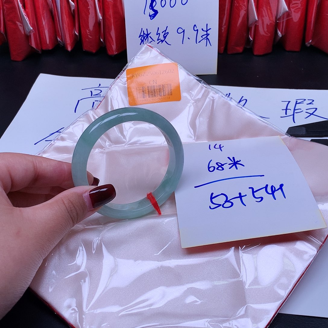 翡翠未镶嵌手镯14。      