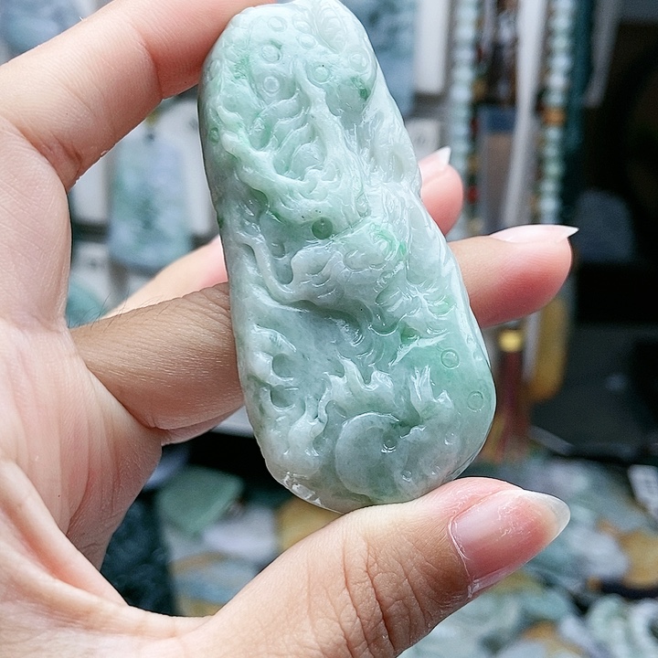 颈饰足铂镶嵌翡翠