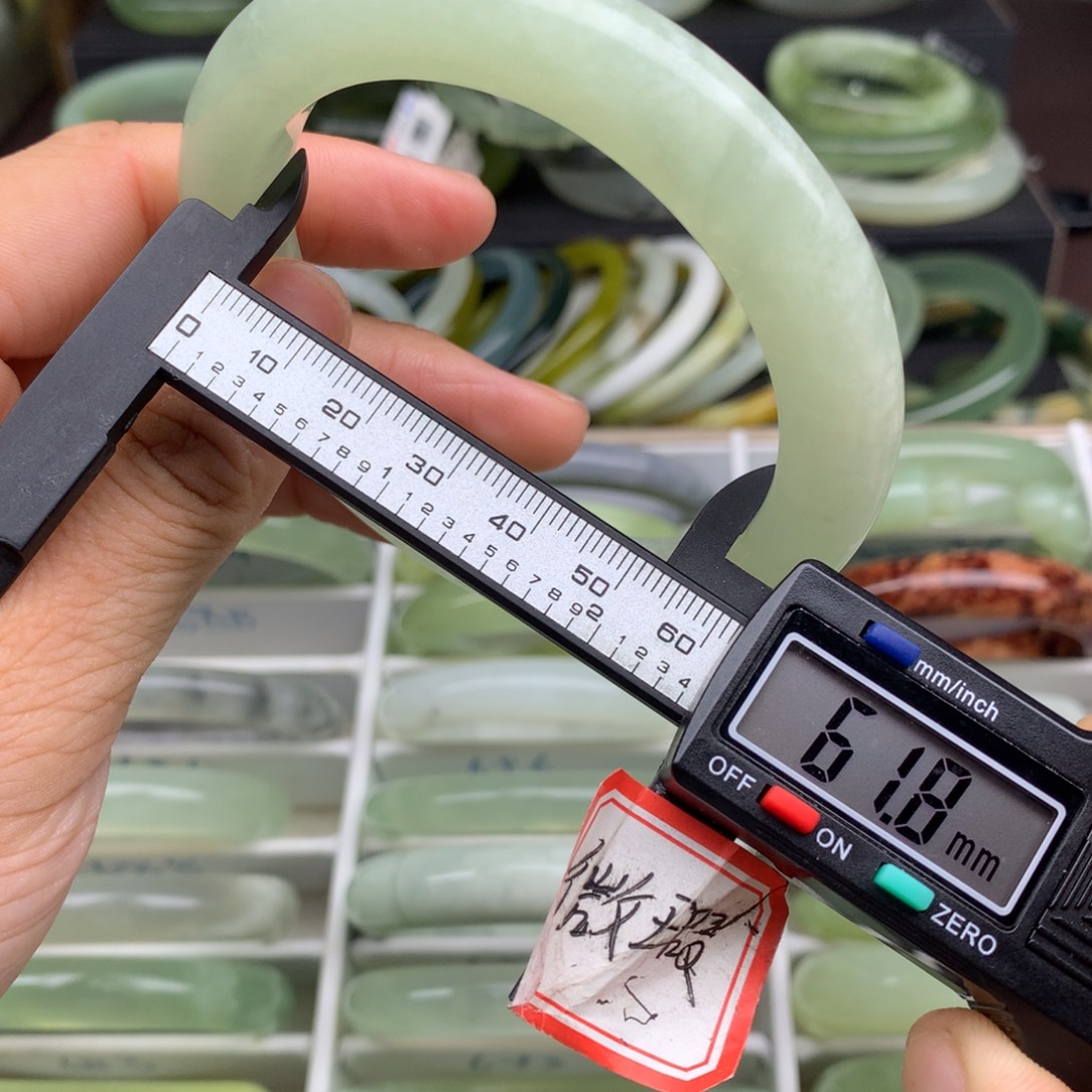 蛇纹石玉未镶嵌手镯688