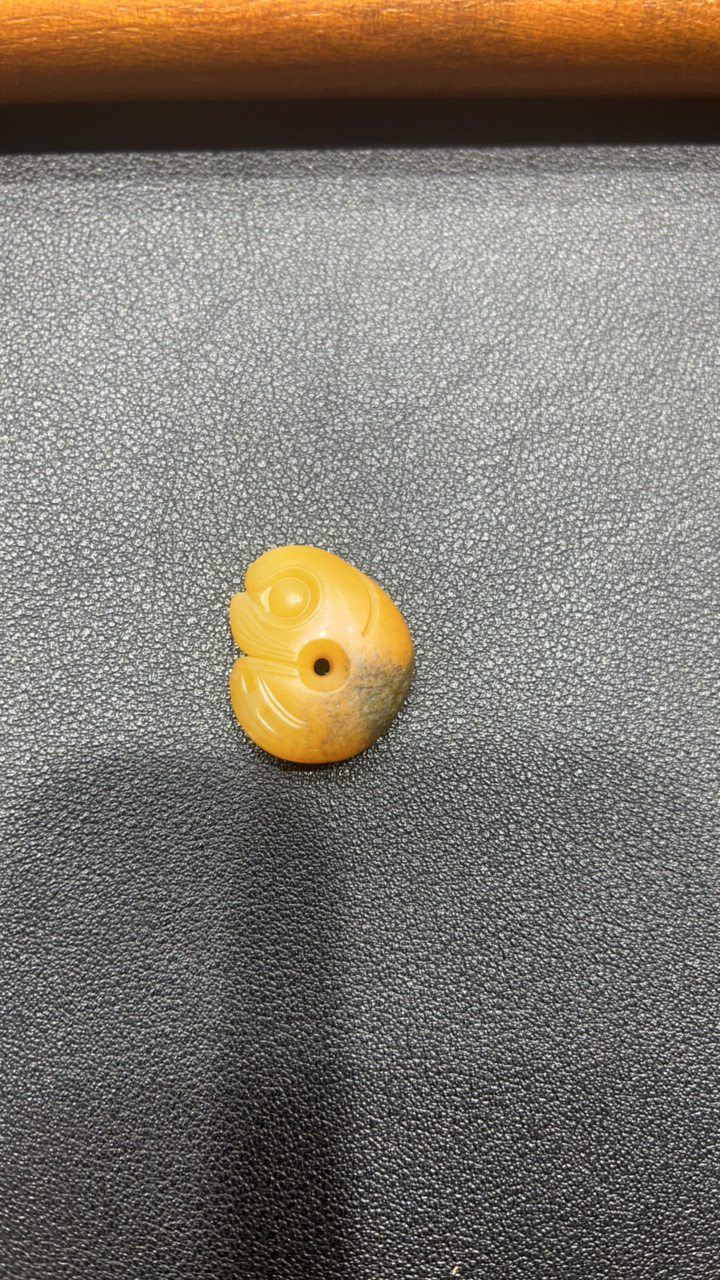 新疆和田玉黄沁原石玉猪龙