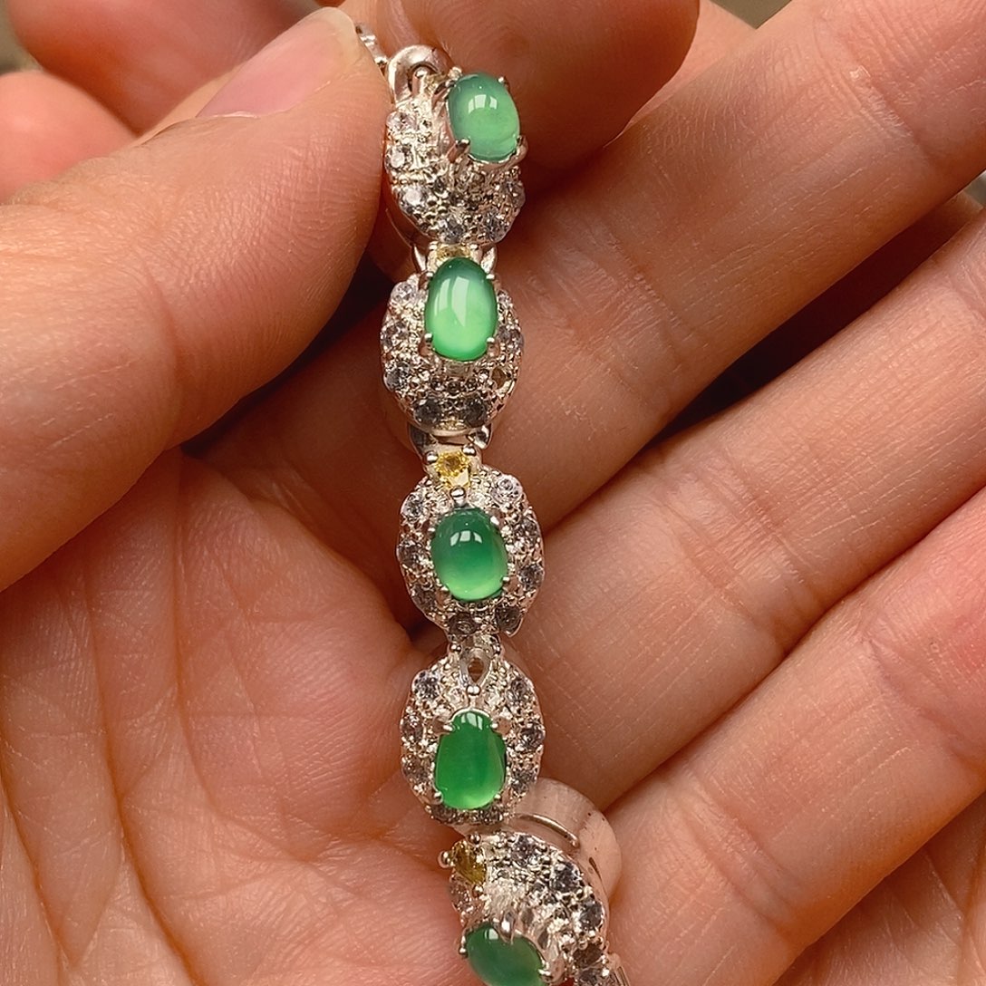 翡翠颈饰未镶嵌翡翠蛋面