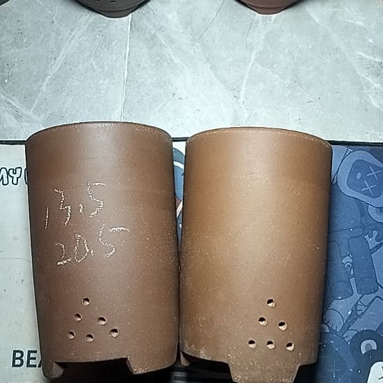 大笔筒两个紫砂花盆