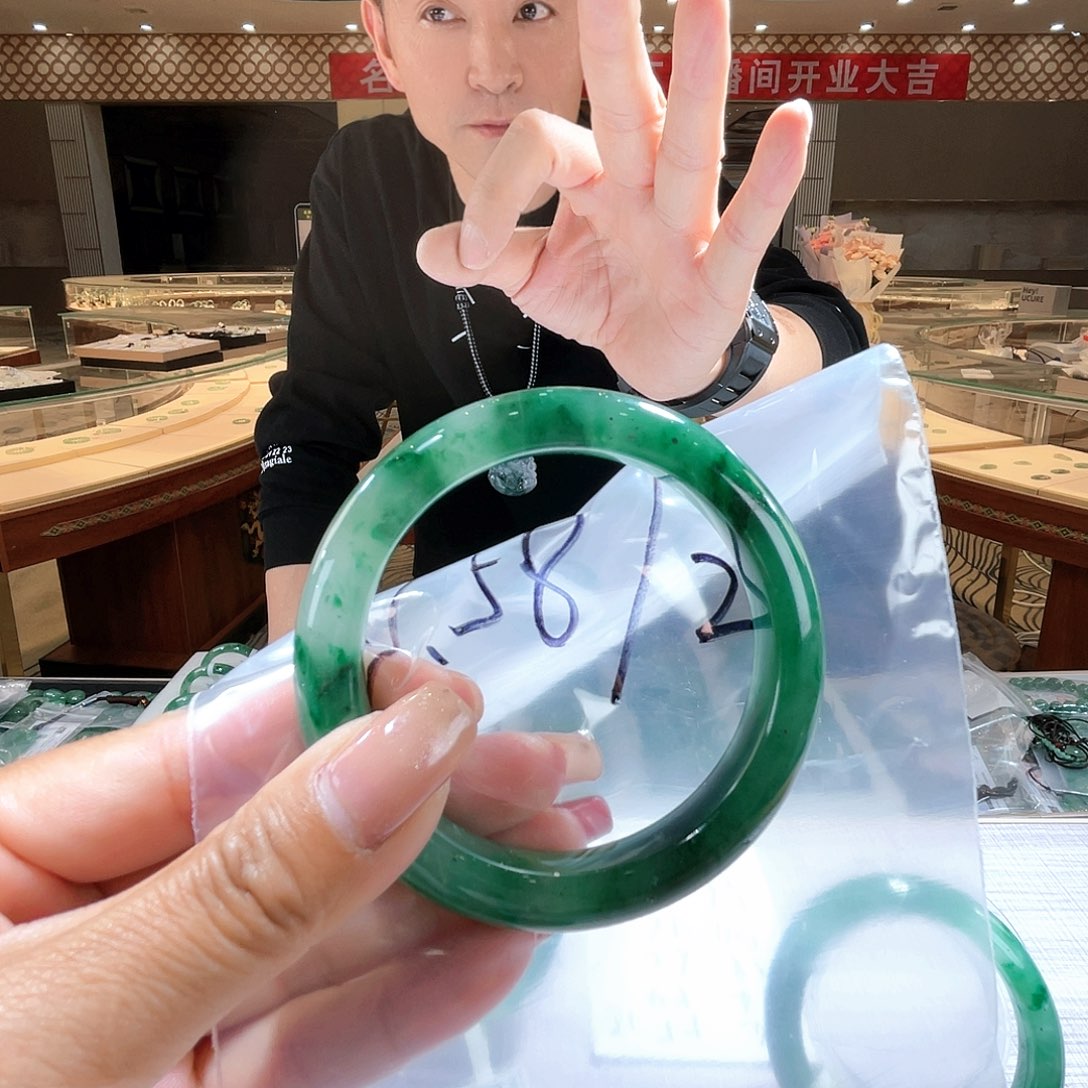 石英质玉颈饰未镶嵌一个