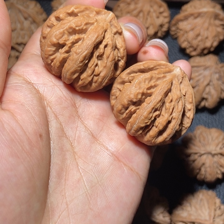 文玩核桃把件秦岭野生文玩核桃