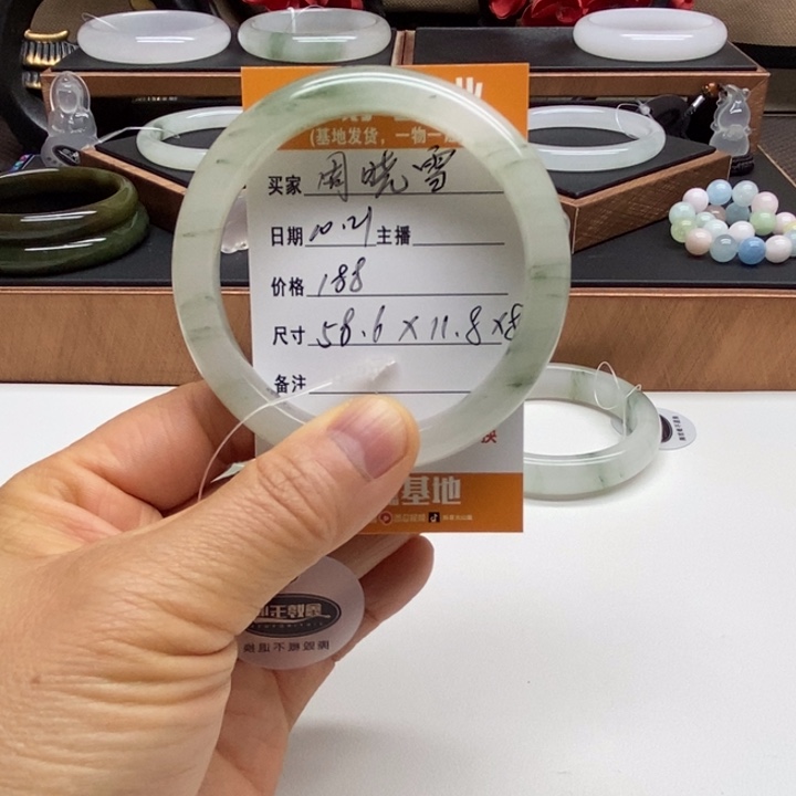 周***雪石英岩玉未镶嵌手镯