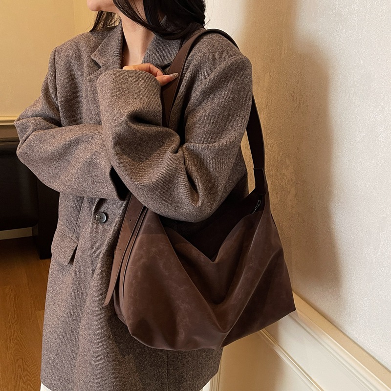 新款简约时尚通勤大包百搭复古女包单肩包斜挎包大容量韩版潮绒面