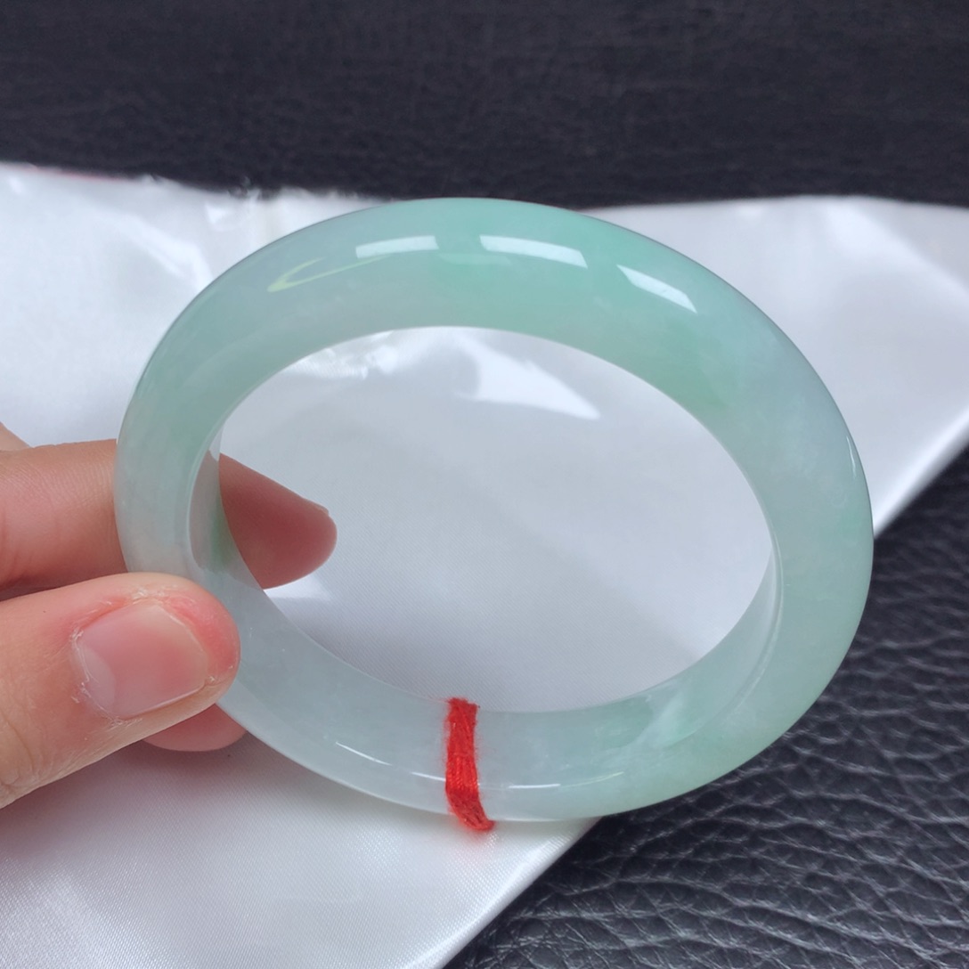 翡翠手镯未镶嵌。