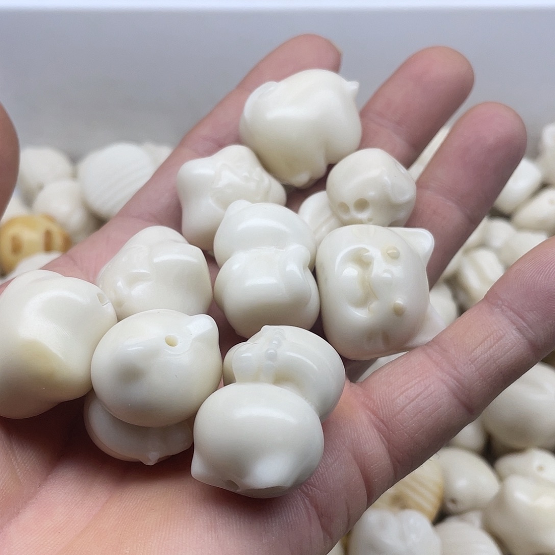 乐***水白玉菩提吊坠瑕疵象牙果雕刻9颗