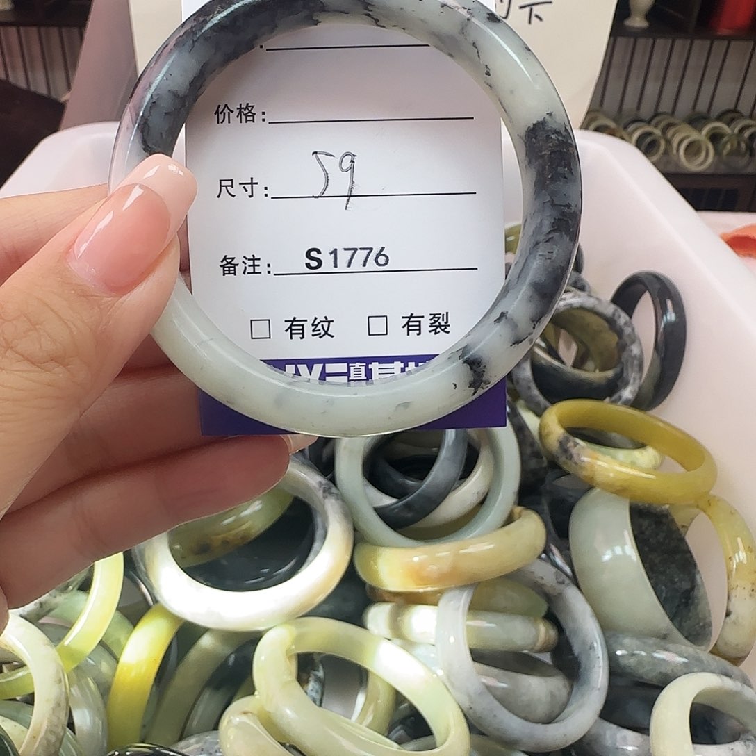蛇纹石玉手镯未镶嵌成**人