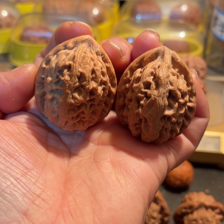 文玩核桃把件红锦鲤肚40