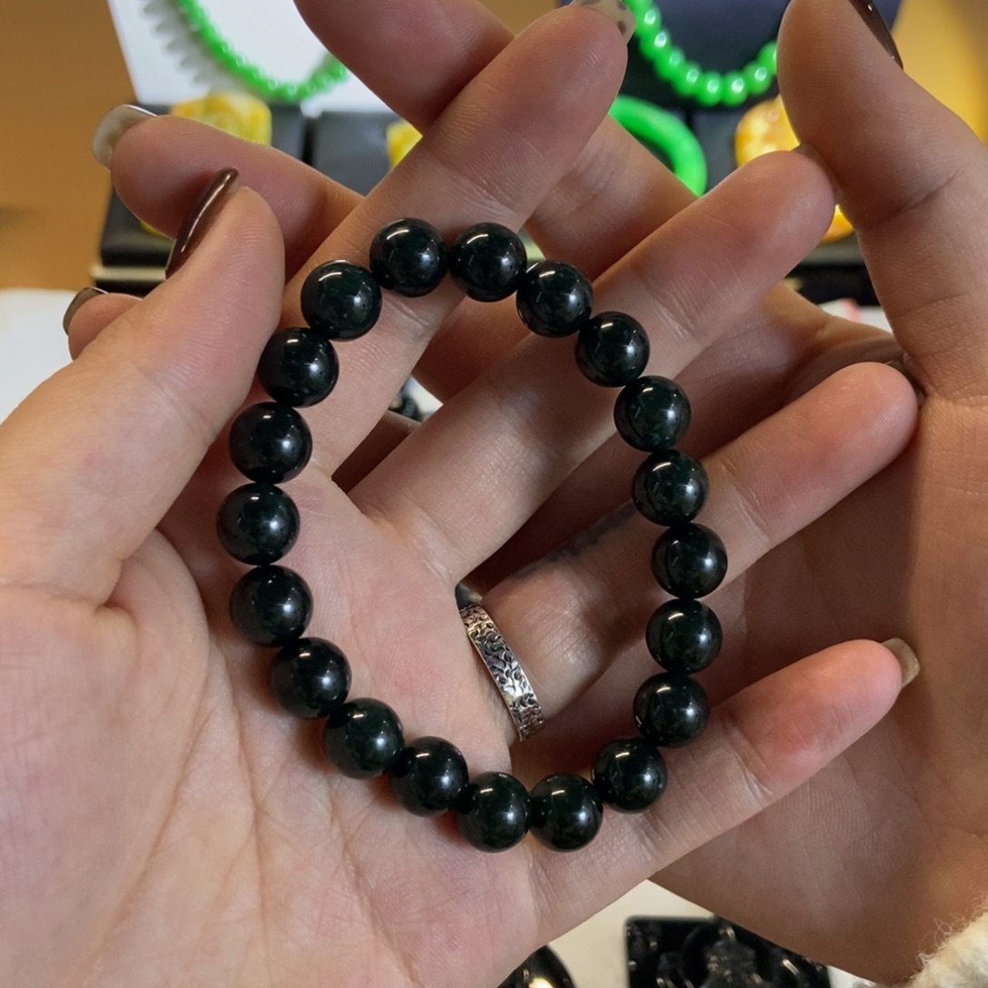 随***的翡翠未镶嵌颈饰翡翠