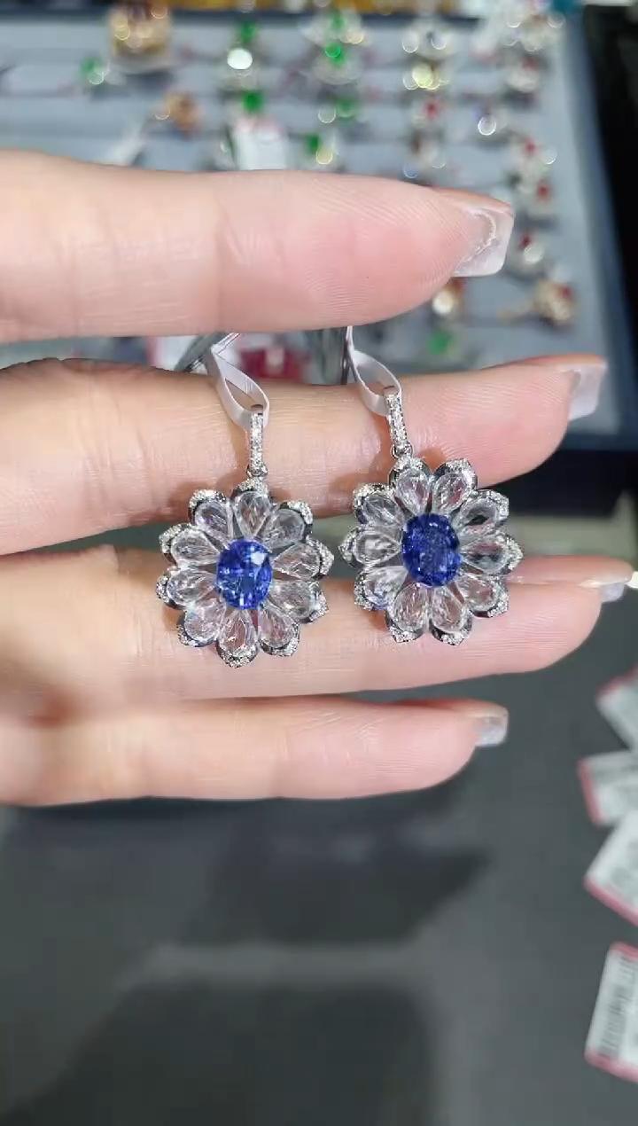 18K金镶嵌天然蓝宝石吊坠 多样性发其一