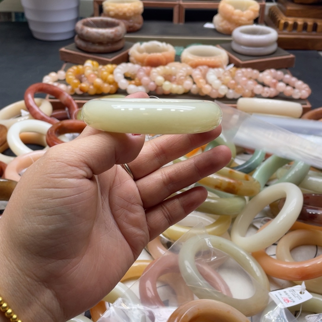 ****石英岩玉未镶嵌手镯